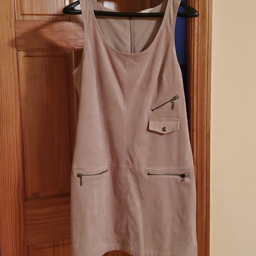 Cute mini dress w/ faux pockets & zippers